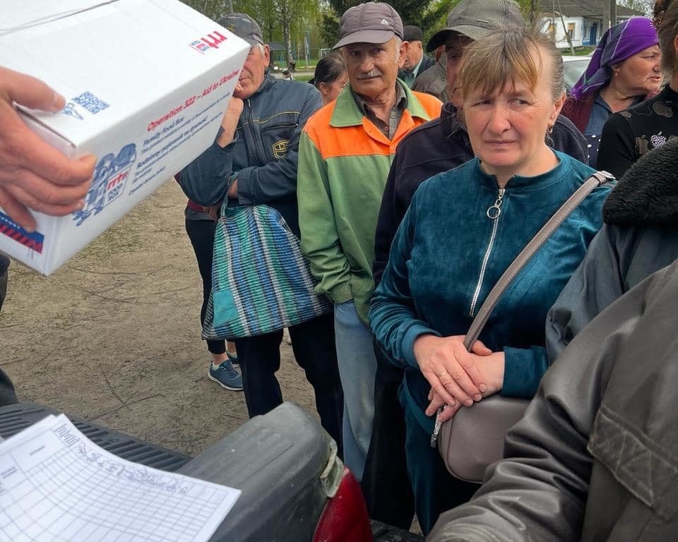 Продуктові набори жителям прифронтового села відправили волонтери з Тернополя